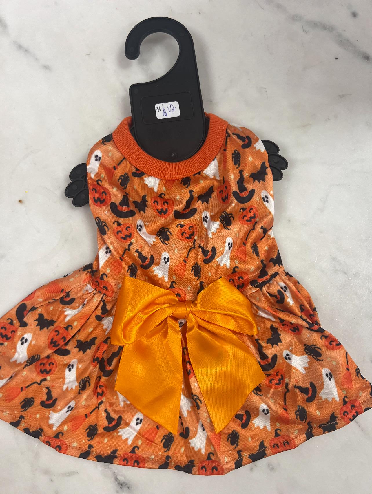 Halloween goes out – ends Sunday/Oferta Termina el Domingo