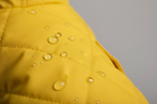 Gotas de agua sobre el abrigo impermeable